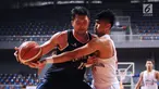 Pebasket Pelita Jaya, Ponsianus Nyoman Indrawan (kiri) berebut bola dengan pemain Garuda Bandung pada laga Perbasi Cup 2017 di Britama Arena, Jakarta, Rabu (8/11). Pelita Jaya unggul 54-43. (Liputan6.com/Helmi Fithriansyah)