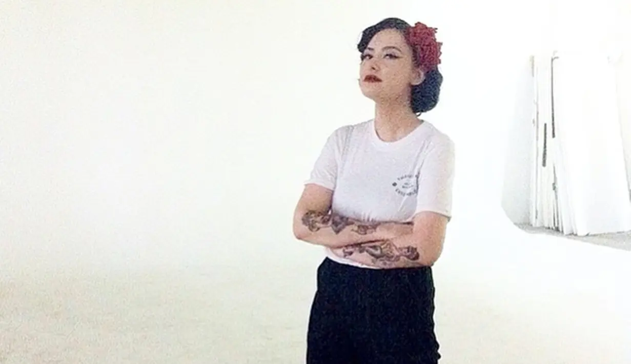 Claudia Adinda merupakan artis blasteran Inggris – Indonesia. Artis kelahiran 11 Mei 1989 ini pernah tinggal di Belanda sebelum akhirnya pindah ke Indonesia. Selalu tampil nyentrik, diketahui Claudia Adinda menyukai gaya tersebut sejak masih remaja karena terinspirasi dari musik dan film-film di era 50-an. Tak heran jika penampilan tersebut sangat identik dengan dirinya. (Liputan6.com/IG/@miss_adinda_mae)