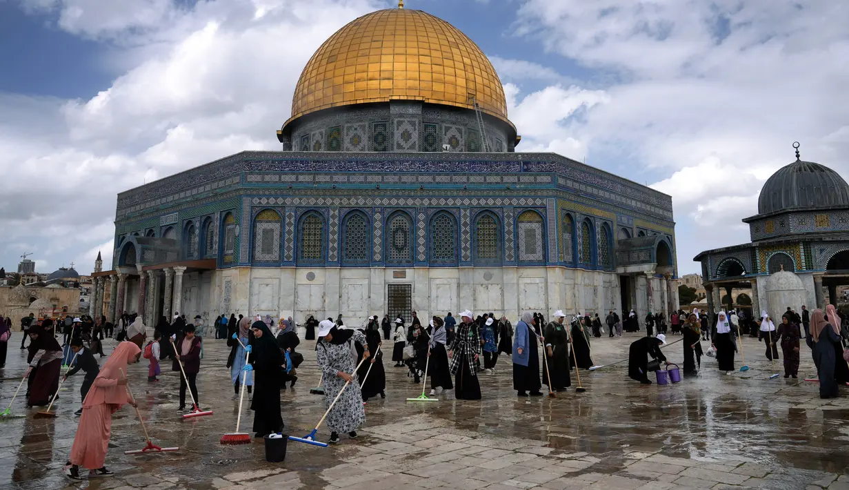Kegiatan ini dilakukan untuk menyambut bulan suci Ramadan. (AP Photo/Mahmoud Illean)