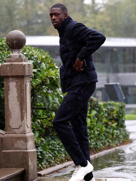 Penyerang timnas sepak bola Prancis, Ousmane Dembele, tiba untuk mengambil bagian dalam persiapan tim untuk pertandingan kualifikasi UEFA Nations League mendatang di Clairefontaine-en-Yvelines pada 7 Oktober 2024. (FRANCK FIFE/AFP)