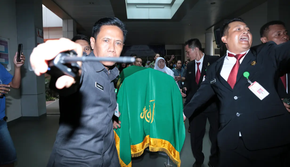 Jika tidak ada perubahan, jenazah rencananya akan langsung di makamkan hari ini juga di TPU Pondok Rangon, Jakarta Timur. (Deki Prayoga/Bintang.com)