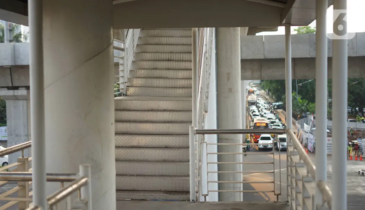 Kondisi Jembatan Penyeberangan Orang (JPO) yang merupakan akses menuju Halte Transjakarta CSW di kawasan Kebayoran Baru, Jakarta Selatan, Rabu (30/10/2019). JPO tersebut selama bertahun-tahun tidak dapat digunakan karena memiliki tinggi hingga 20,7 meter. (Liputan6.com/Immanuel Antonius)