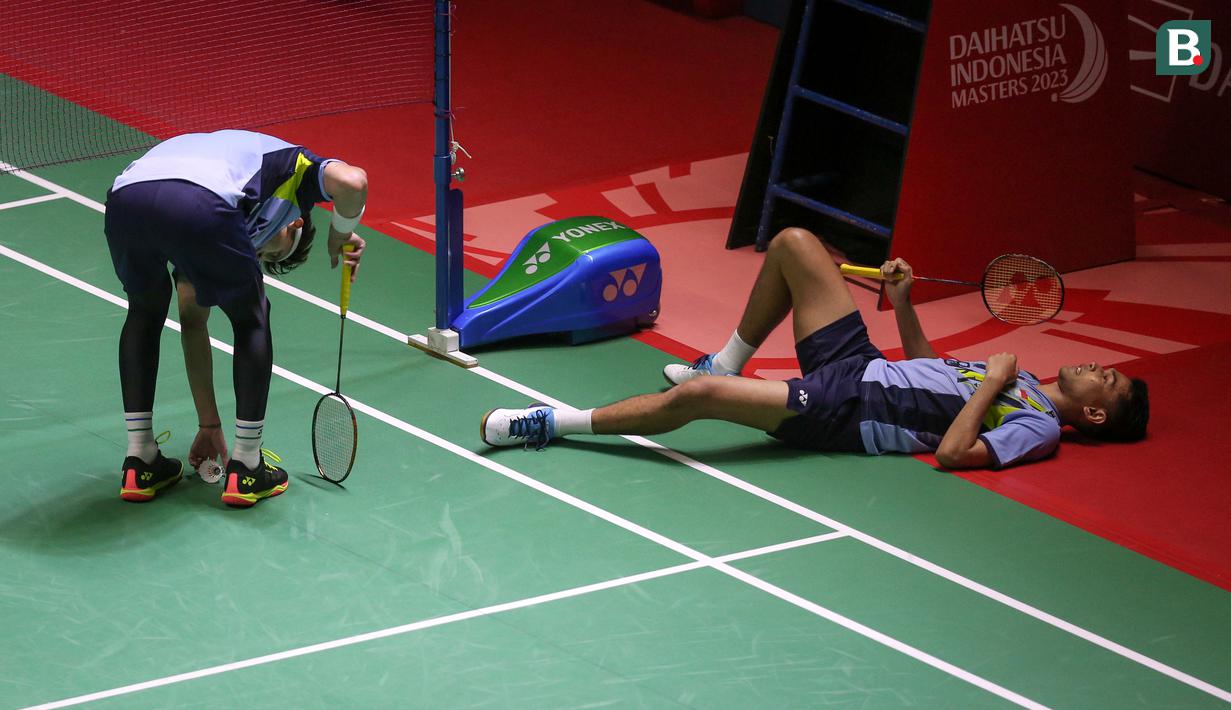 Reaksi kecewa pebulutangkis ganda putra Indonesia, Fajar Alfian/Muhammad Rian Ardianto saat bertanding melawan pebulutangkis ganda putra China, China, Liu Yu Chen/Ou Xuan Yi pada laga perempatfinal Indonesia Masters 2023 di Istora Senayan, Jakarta, Jumat (27/01/2023). Fajar Alfian kalah dengan skor 21-11, 13-21, 23-25. (Bola.com/Bagaskara Lazuardi)