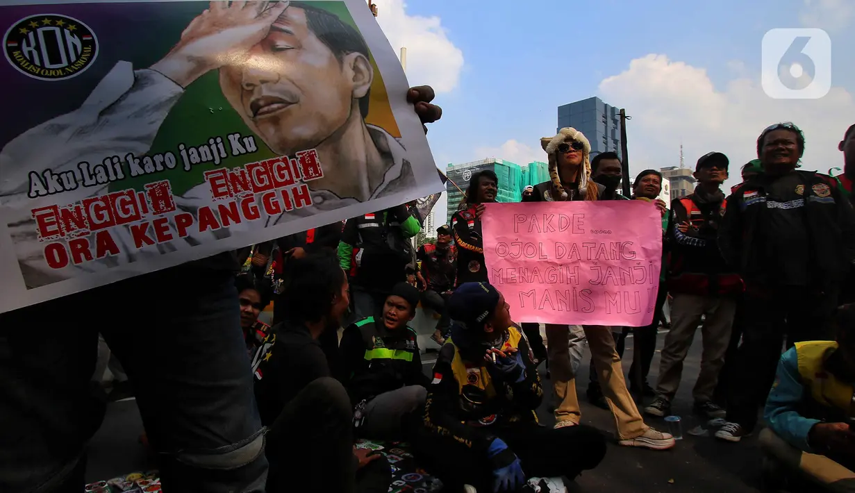 Dalam aksinya, mereka membawa poster berisi tuntutan para pengemudi ojol. (Liputan6.com/Angga Yuniar)