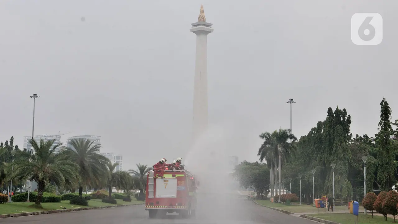 Penyemprotan Disinfektan di Kompleks Monas