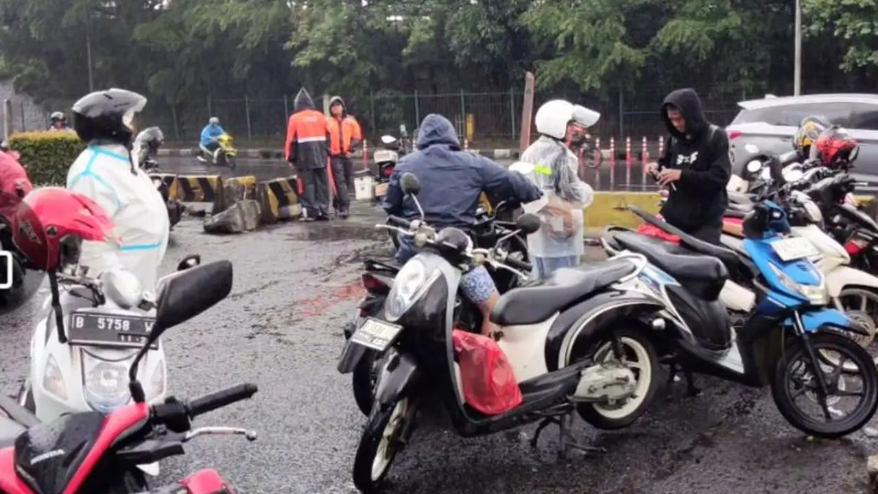 Puluhan motor mogok usai terobos banjir di Jalan DI Panjaitan, Jatinegara