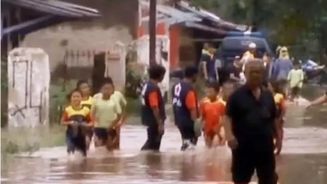 VIDEO: Diterjang Banjir, Siswa di Sumedang Gunakan Perahu Karet