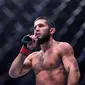 Islam Makhachev&nbsp;akan menghadapi Dustin Poirier pada laga UFC 302 di New Jersey Amerika Serikat, Minggu (2/6/2024) pukul 07.00 WIB. (AFP/Giuseppe CACACE)