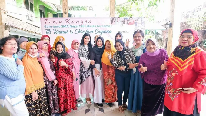 Titi Kamal berkunjung ke SMP dan SMA tempatnya sekolah dulu (Foto: Instagram/@titi_kamall)