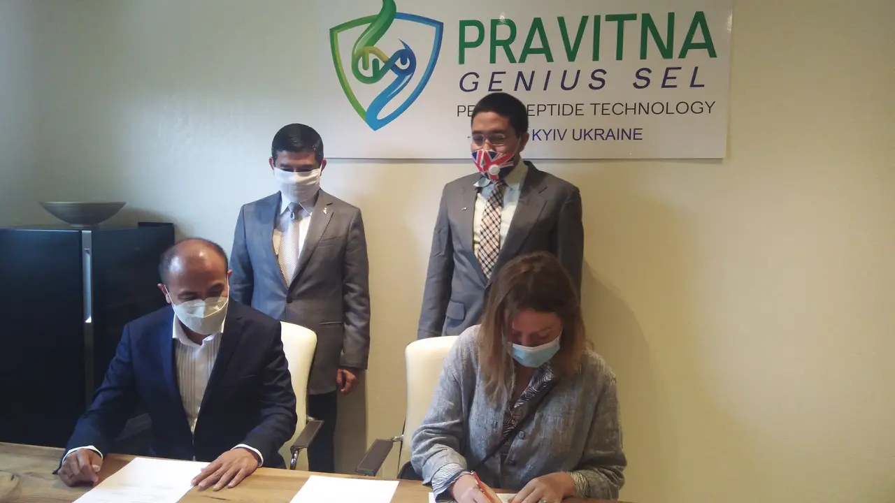 Dubes RI Kyiv, Yuddy Chrisnandi menyaksikan penandatanganan LOI Kerjasama Produksi antara Pravitna Genius Sel dengan Immunitor Ltd (Canada) di Brovary, Kyiv region, Ukraina. (Dok KBRI Kyiv)