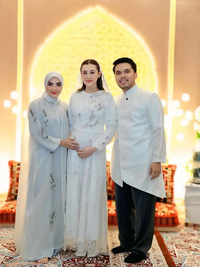 Potret Aaliyah Massaid Tampil Anggun dalam Balutan Gamis Putih di Momen Tasyakuran 4 Kehamilan