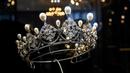 <p>'The Furstenberg Tiara' (perkiraan: Euro 383900-575800) sebuah tiara mutiara dan berlian dengan tanda perhiasan terkenal Austria Gustav Flach yang akan ditawarkan untuk dijual oleh Rumah Lelang Christie di Jenewa, Swiss, 11 Mei 2022. (Fabrice COFFRINI/AFP)</p>