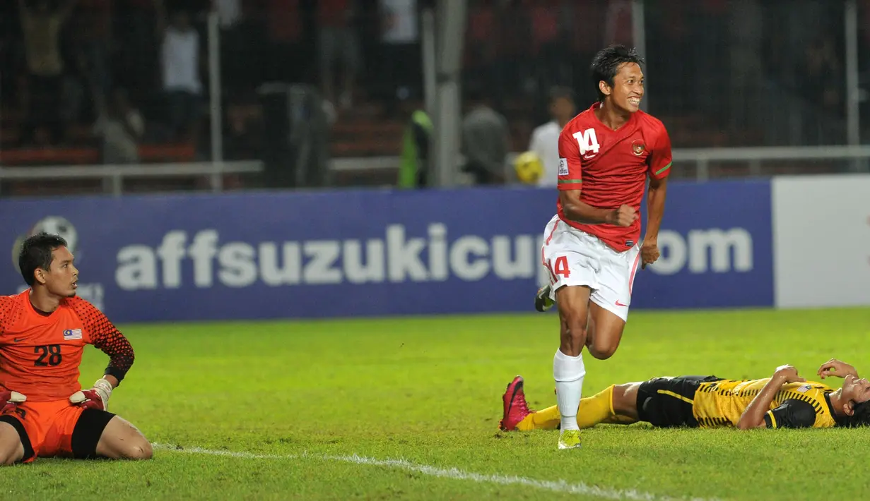 Arif Suyono. Pemain sayap yang telah pensiun dari Timnas Indonesia pada 2010 ini mampu mencetak 1 gol saat melawan Malaysia di Piala AFF 2010. Gol tersebut dicetaknya di matchday pertama penyisihan Grup A (1/12/2010) dengan skor akhir 5-1 untuk kemenangan Timnas Indonesia. (AFP/Adek Berry)
