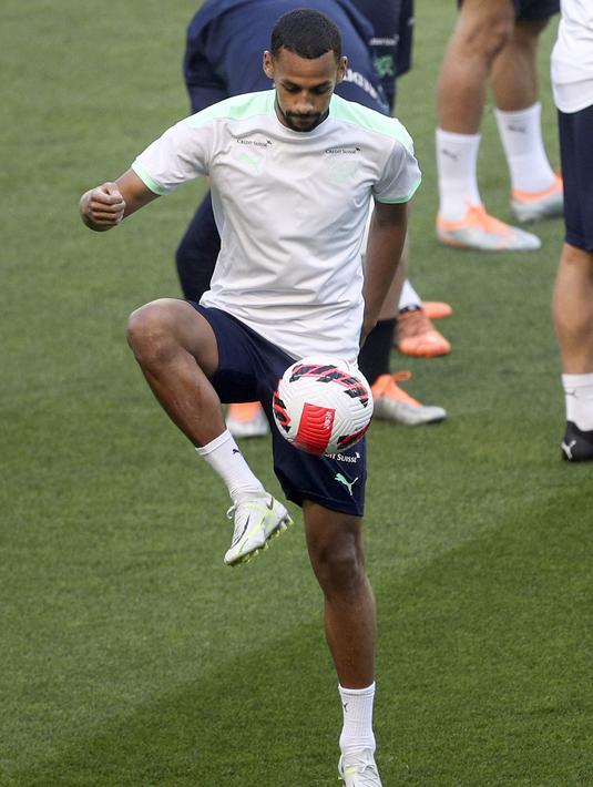 Gelandang timnas Swiss Djibril Sow bermain dengan bola selama sesi latihan di Stadion Jose Alvalade di Lisbon, Sabtu (4/6/2022). Portugal akan menjamu Swiss pada matchday 2 Grup 2 UEFA Nations League A 2022/2023, Senin 6 Juni 2022 dini hari WIB di Estadio Jose Alvalade. (CARLOS COSTA / AFP)