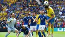 Striker Swedia, Zlatan Ibrahimovic, menyundul bola ke arah gawang Italia pada laga Grup E Piala Eropa 2016 di Stadium de Toulouse, Jumat (17/6/2016). (AFP/Vincenzo Pinto)