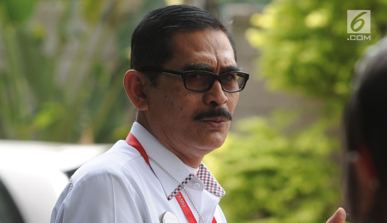 Kepala Kantor Imigrasi Kelas I Bandara Soekarno-Hatta, Enang Supriyadi Syamsie, menyambangi Gedung KPK di Jakarta, Senin (8/10). Enang diperiksa dalam kasus dugaan menghalangi penyidikan dugaan suap yang melibatkan Eddy Sindoro. (Merdeka.com/Dwi Narwoko)