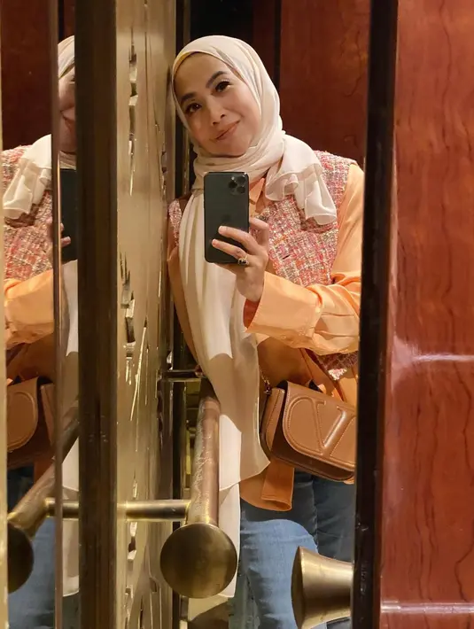 Feni Rose mengaku awalnya dari banyak wawancara terkait memutuskan berhijab. Feni mengaku, Olla Ramlan menjadi salah satu inspirasinya. [Instagram/fenirose]