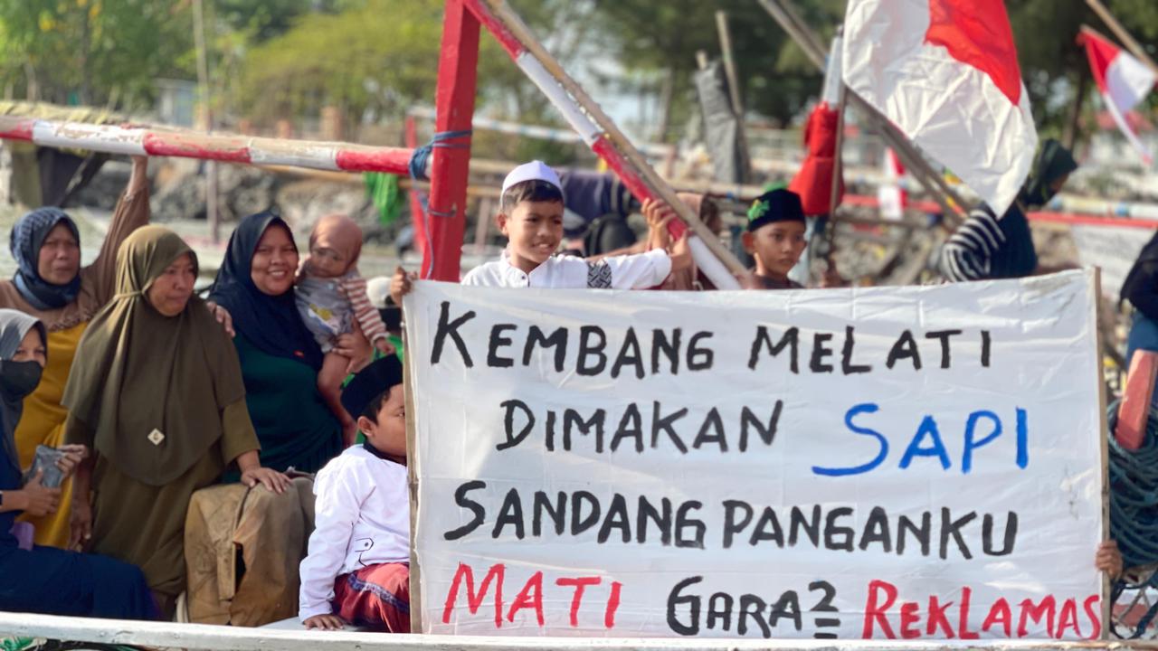 Nelayan kecil Kota Surabaya protes Proyek Kawasan Pesisir Terpadu Surabaya Waterfront Land (SWL) diklaim menjadi proyek strategis nasional (PSN) dengan PT Granting Jaya sebagai operatornya.