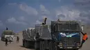 Bantuan ini akan diangkut oleh Perserikatan Bangsa Bangsa dan organisasi internasional setelah pemeriksaan keamanan ketat oleh otoritas Israel. Tampak dalam foto, truk-truk yang mengangkut bantuan kemanusiaan melintasi Kota Gaza setelah masuk dari Israel melalui pos perbatasan Zikim di bagian utara Jalur Gaza, Kamis 13 November 2025. (AP Photo/Jehad Alshrafi)
