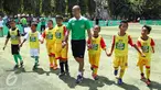 Kurniawan Dwi Yulianto bersama peserta MILO Football Clinic Day memasuki lapangan sepak bola di Lapangan Sepakbola Pertamina-Simprug, Jakarta (29/10). Sebanyak 600 siswa Sekolah Dasar di Jakarta ikut dalam pelatihan sepak bola. (Liputan6.com/Istimewa)