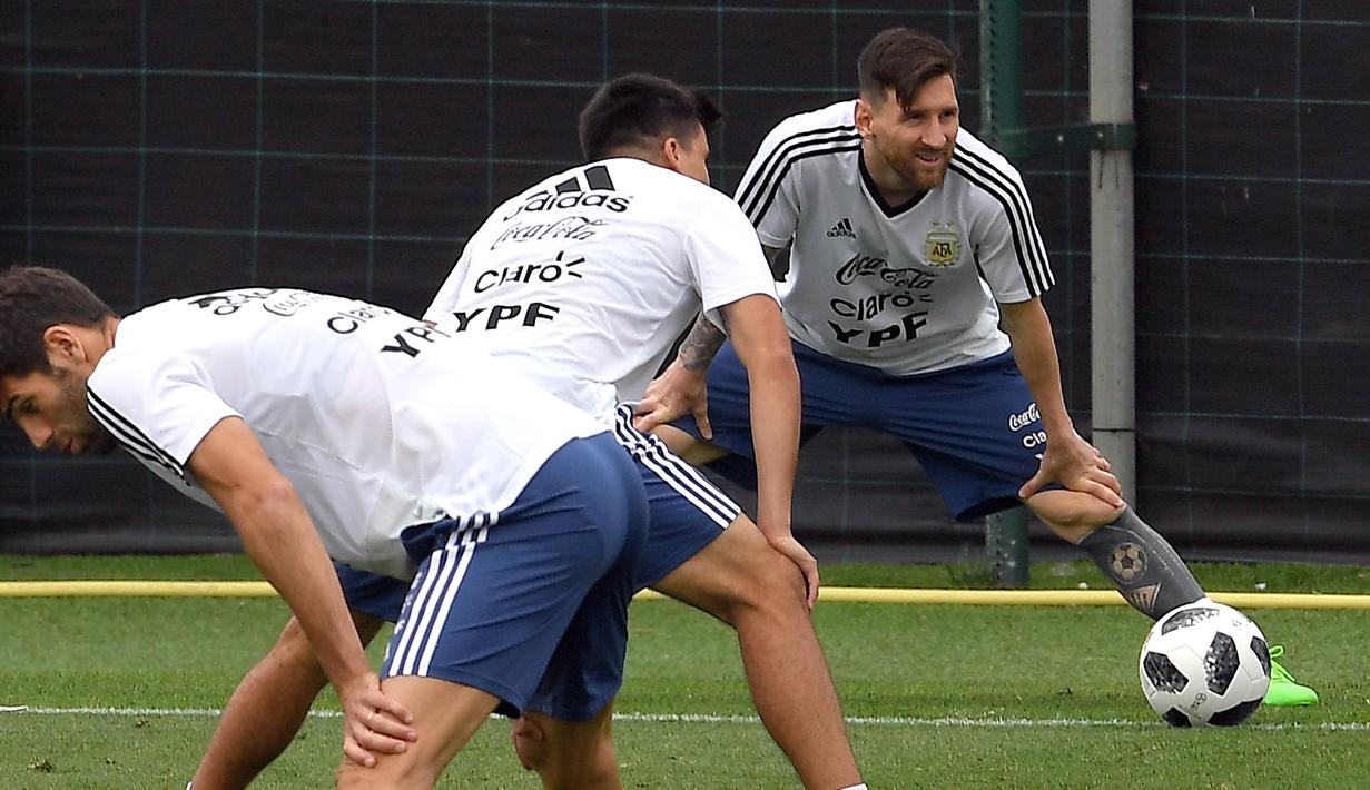 Bintang Argentina, Lionel Messi, melakukan pemanasan saat latihan di Pusat Pelatihan Joan Gamper, Barcelona, Sabtu (2/6/2018). Latihan ini merupakan persiapan jelang Piala Dunia 2018. (AFP/Lluis Gene)