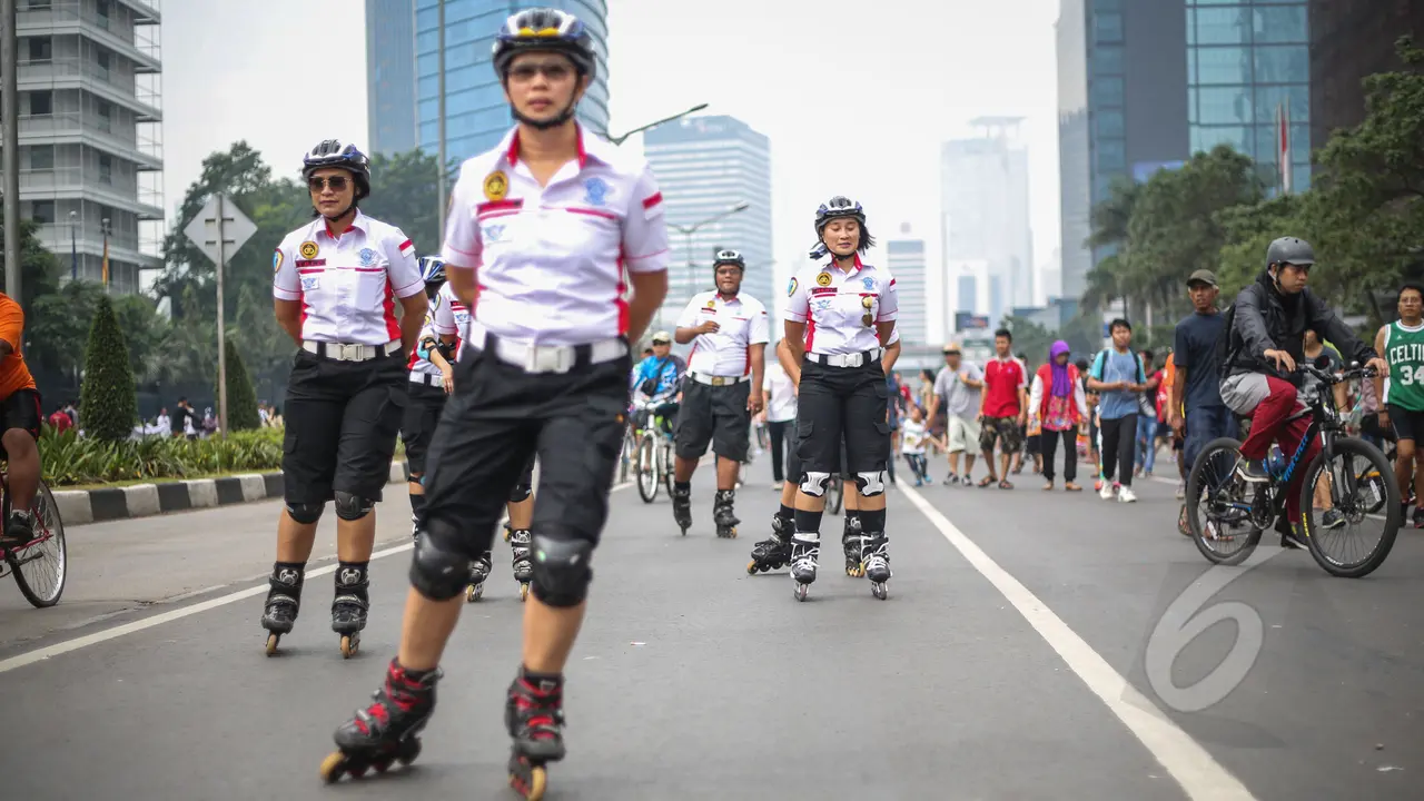 Aksi Polisi Bersepatu Roda Saat Car Free Day