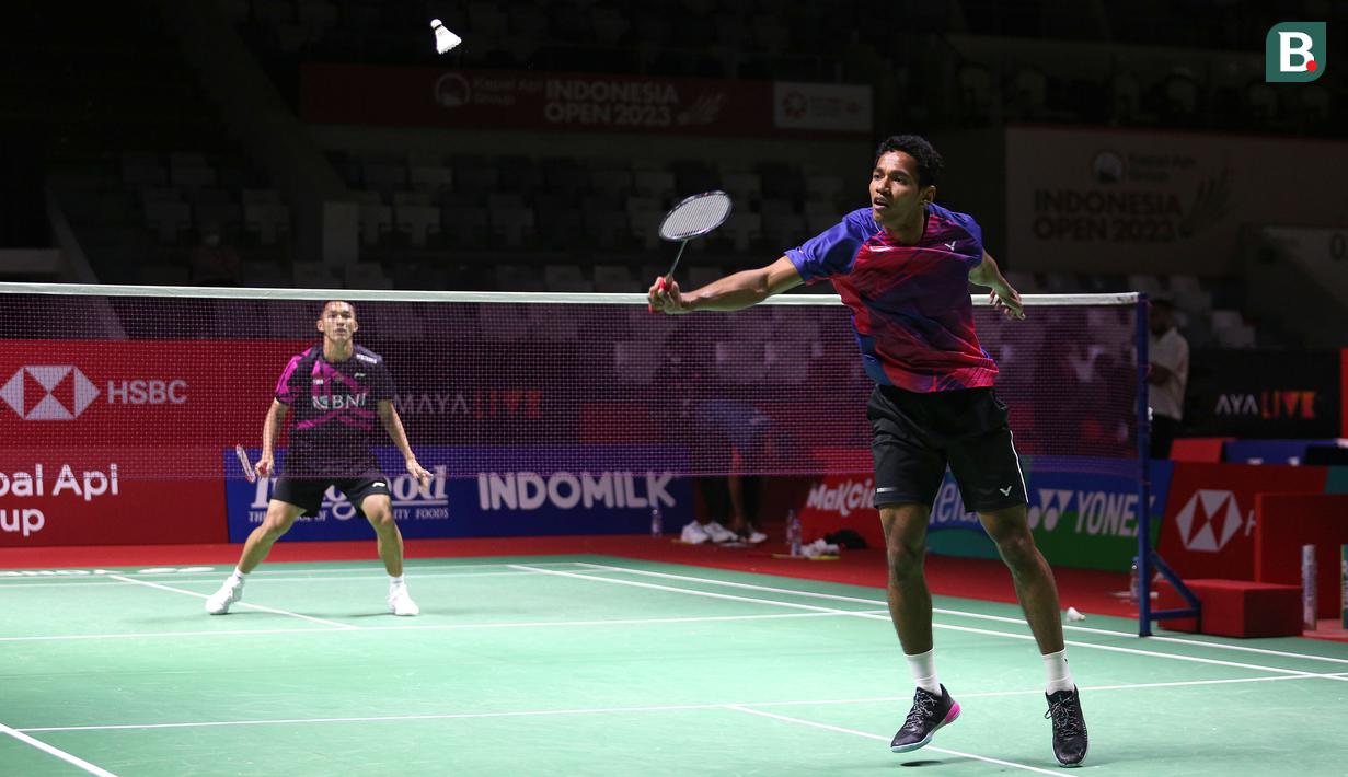 Pebulu tangkis tunggal putra Indonesia, Chico Aurta Dwi Wardoyo (kanan) dan Jonatan Christie melakukan latihan menjelang Indonesia Open 2023 di Istora Senayan, Jakarta, Senin (12/06/2023). Turnamen BWF Super 1000 tersebut diikuti oleh 268 atlet dari 20 negara yang berlangsung pada 13-18 Juni 2023. (Bola.com/Bagaskara Lazuardi)