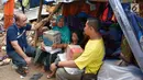 Warga berbincang dengan pimpinan OT Peduli mendistribusikan bantuan berupa paket sembako, obat-obatan, perlengkapan bayi, biskuit hingga air kemasan untuk korban gempa di wilayah Lombok Utara, NTB (21/8). (Liputan6.com/HO/Iwan)