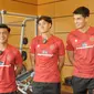 Pemain Timnas Indonesia Pratama Arhan, Rafael Struick, dan Elkan Baggot berfoto bersama di acara kerja sama PSSI dengan PTFI di Jakarta, Senin (09/10/23). (dok. PT Freeport Indonesia)