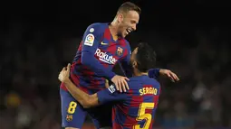 Gelandang Barcelona, Sergio Busquets berselebrasi dengan rekannya Arthur usai mencetak gol ke gawang Celta Vigo pada pertandingan lanjutan La Liga Spanyol di stadion Camp Nou (9/11/2019). Barcelona menang telak 4-1 atas Vigo. (AP Photo/Joan Monfort)