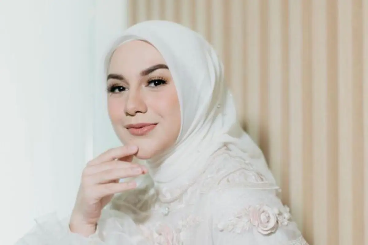 10 Potret Irish Bella Pamer Baby Bump di Pengajian Empat Bulanan, Tampil Menawan Bergaun Putih