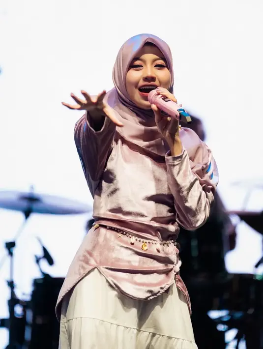 Sebagai penyanyi profesional, Ghea pun baru-baru ini tampil di acara sekolah. Mengikuti lingkungannya, Ghea yang biasa tampil dengan gaya Idol kali ini tampil tertutup dari kepala hingga kakinya. [@gheaindrawari]