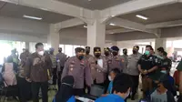 Kapolri Jenderal Listyo Sigit Prabowo mengunjungi giat vaksinasi massal yang diselenggarakan di Universitas BSI Bekasi, Jumat (3/9/2021). (Liputan6.com/Bam Sinulingga)