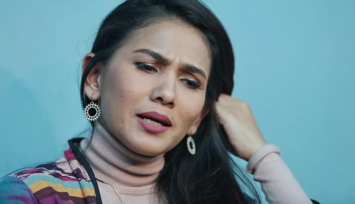 Banyak yang menjadi pertimbangan sebelum memutuskan menikah lagi. Apalagi, dari pernikahannya sebelumnya, artis kelahiran Aceh itu juga harus memikirkan perasaan putrinya, Naima Malinka Suwarso. (Adrian Putra/Bintang.com)