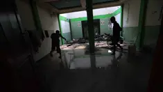 Warga mencari sisa barang yang mungkin masih bisa digunakan atau berharga di lokasi bekas kebakaran di permukiman padat penduduk di Jalan Kemayoran Gempol belakang Pasar Jiung, Kelurahan Kebon Kosong, Kecamatan Kemayoran, Jakarta Pusat, Selasa (2/6/2026). (Kapanlagi.com/Budy Santoso)