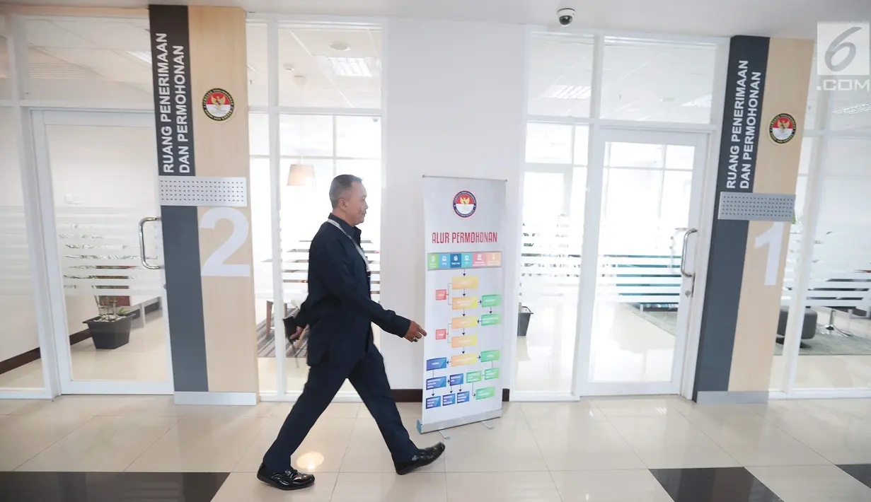 Petugas berjalan di depan salah satu ruangan di gedung baru Lembaga Perlindungan Saksi dan Korban (LPSK), Jakarta, Kamis (6/9). Gedung khusus untuk kantor LPSK ini diharapkan dapat memaksimalkan kinerja lembaga tersebut. (Liputan6.com/Faizal Fanani)
