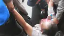 Petugas kepolisian yang terluka digotong anggota lainnya ke arah Balai Kesehatan terdekat di Balaikota, Jakarta, (3/10/14). (Liputan6.com/Herman Zakharia) 