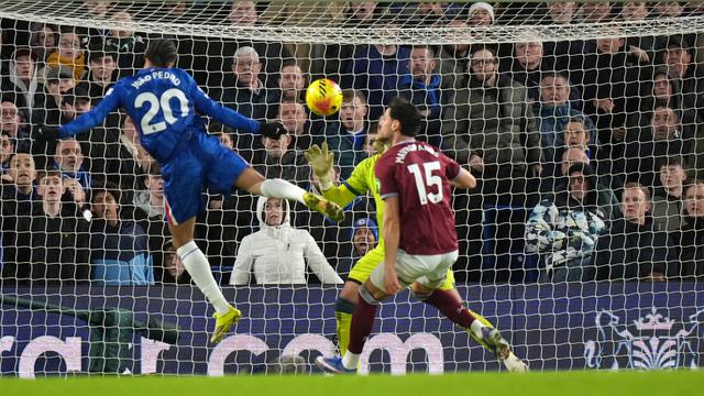 Pemain Chelsea Joao Pedro (kiri) mencetak gol pada laga Premier League/Liga Inggris antara Chelsea vs West Ham