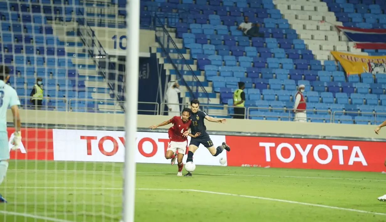 Evan Dimas - Kapten Timnas ini berhasil mencetak gol penyeimbang sekaligus menyelamatkan muka Indonesia dari kekalahan. Evan sukses memanfaatkan bola liar di dalam kotak penalti dan tinggal mengarahkan bola ke tiang jauh. (PSSI)