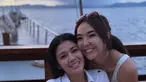 Gisella dan Naysila tampak duduk santai di tepi laut dengan latar belakang pemandangan laut yang indah. Mereka tersenyum hangat, menunjukkan keakraban dan kebahagiaan menikmati suasana yang tenang dan hangat di atas kapal. (Liputan6.com/IG/@gisel_la)