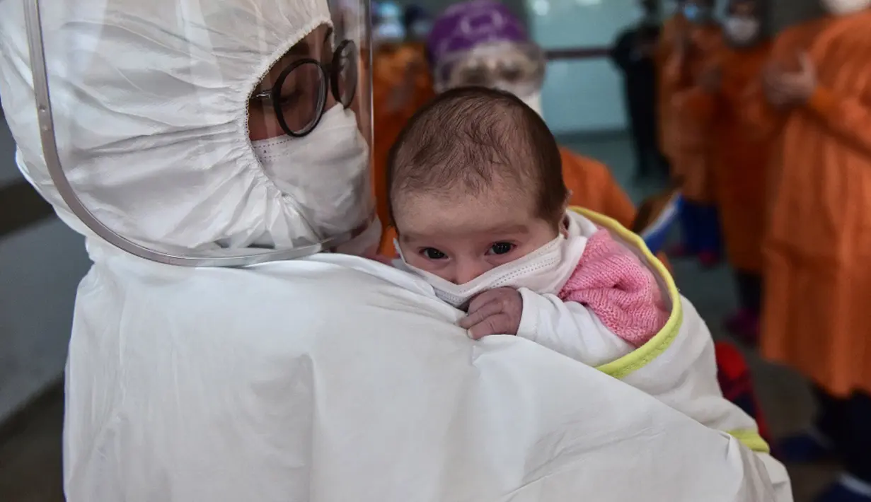 Petugas medis menggendong bayi berusia 45 hari di Rumah Sakit Prof. Cemil Tascioglu Okmeydani di Istanbul, Turki, Senin (12/5/2020). Bayi itu keluar dari unit perawatan intensif (ICU) rumah sakit tersebut pada Selasa (12/5) setelah menjalani perawatan infeksi COVID-19 selama sembilan hari. (Xinhua)