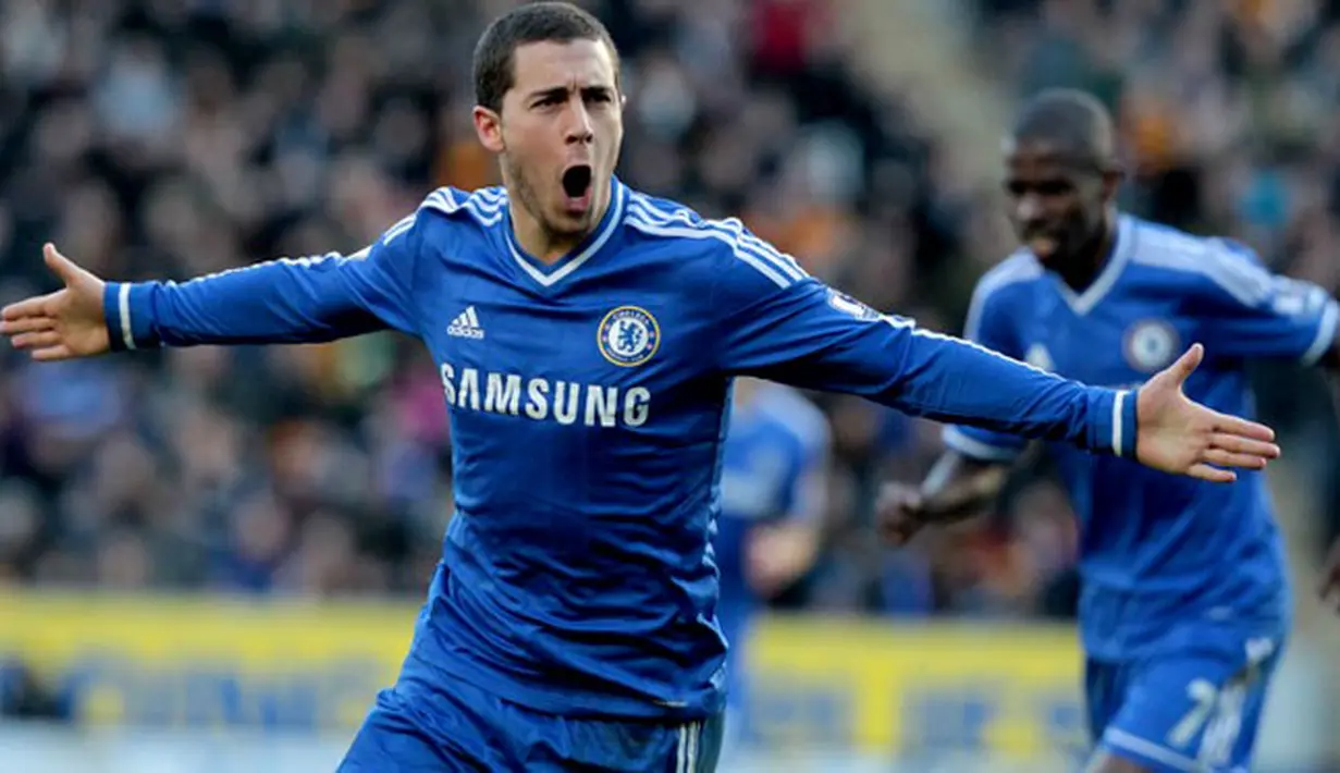 Selebrasi Eden Hazard setelah mencetak gol pembuka pada pertandingan sepak bola Liga Inggris antara Hull City vs Chelsea di Stadion Kingston Communications, Hull (11/01/14). (AFP/Lindsey Parnaby)