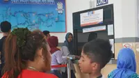 Sebelumnya beredar daftar jadwal dan tarif kereta premium Cilacap-Yogyakarta-Solo yang tidak benar. Berikut adalah informasi yang benar. (Liputan6.com/Muhamad Ridlo)