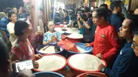 Jokowi berbelanja di Pasar Anyar, Tangerang. (Liputan6.com/Hanz Salim)