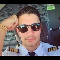 Bukan cuma pilot, pria tampan yang satu ini juga pasti bakalan keren banget kalau jadi model. (Foto: Instagram @isaior)