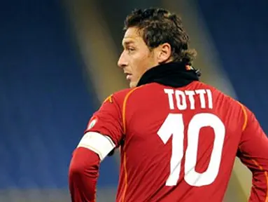 AS Roma's captain Francesco Totti during his team's Italian serie A match against Palermo on January 28, 2009 at Olympic stadium in Rome on January 28, 2009. AFP PHOTO/ALBERTO PIZZOLI