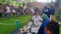 Ratusan imigran di Puncak Bogor, Jawa Barat, antre untuk mendapat suntikan vaksin Covid-19. (Liputan6.com/Achmad Sudarno)