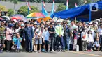 Warga antusias menyaksikan kegiatan HUT ke -77 TNI AU di Lanud Halim Perdanakusuma, Jakarta, Minggu (9/4/2023). HUT TNI AU tahun ini mengusung tema "Profesional, Tangguh, dan Modern sebagai Angkatan Udara yang Disegani di Kawasan". (Liputan6.com/Faizal Fanani)