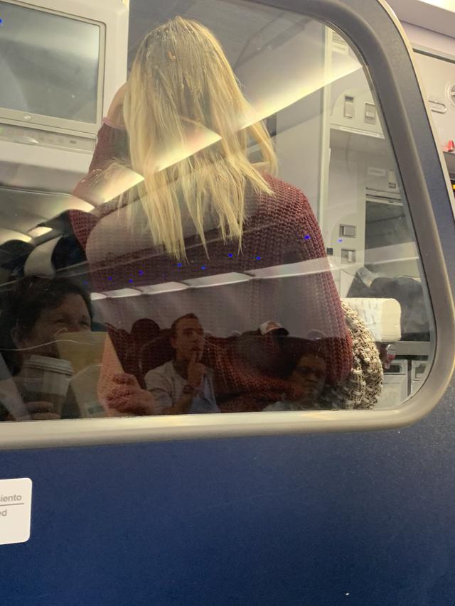 Seorang Penumpang Pesawat Amerika Mabuk, Penumpang Wanita Jadi Korban Muntahannya