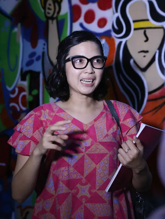 "Tahun ini enggak pernah olahraga, jadi saya ingin hidup sehat olahraga, ikut yoga. Saya ingin lari half Maraton. Saya ingin main film, pentas teater, saya ingin lebih baik lagi, lebih telaten, penyabar. Banyak deh," aku Dinda. (Nurwahyunan/Bintang.com)